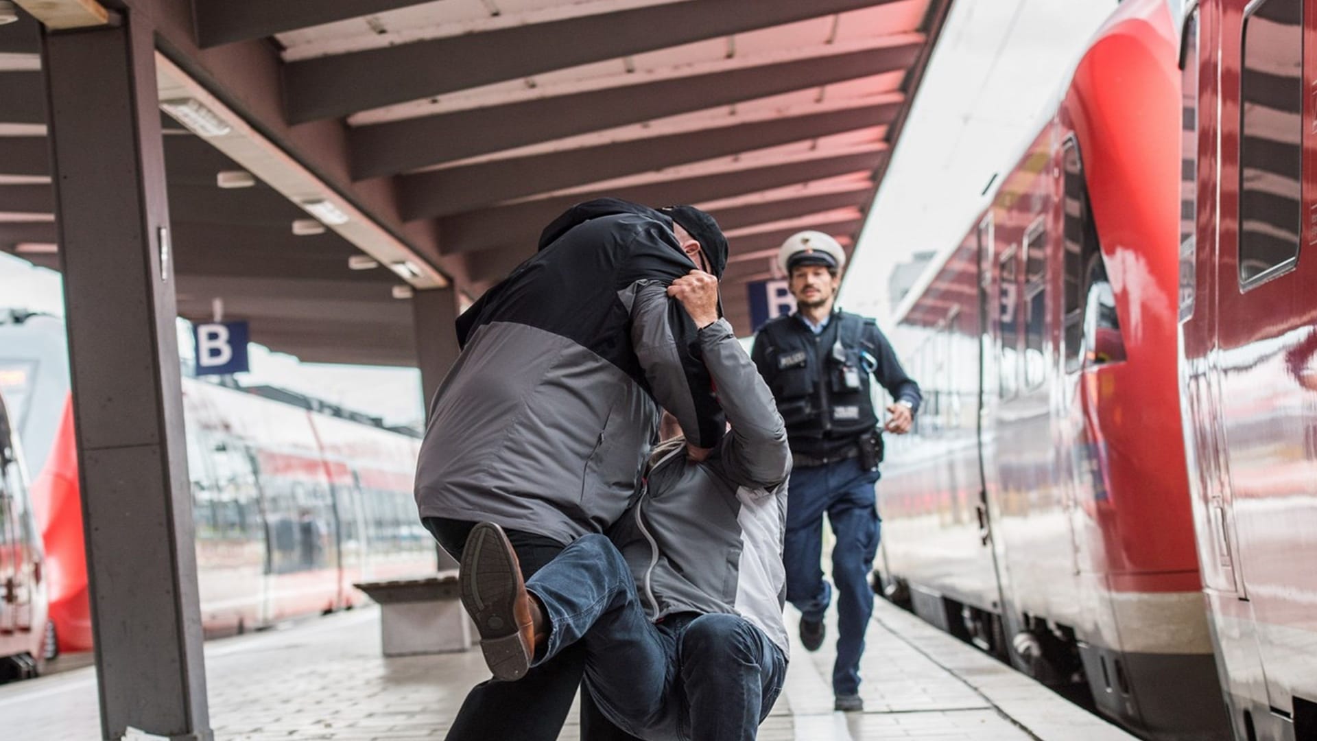 Körperliche Auseinandersetzung am Bahnsteig (Symbolbild): Gegen beide Männer wird nun ermittelt. Körperliche Auseinandersetzung am Bahnsteig (Symbolbild): Gegen beide Männer wird nun ermittelt.