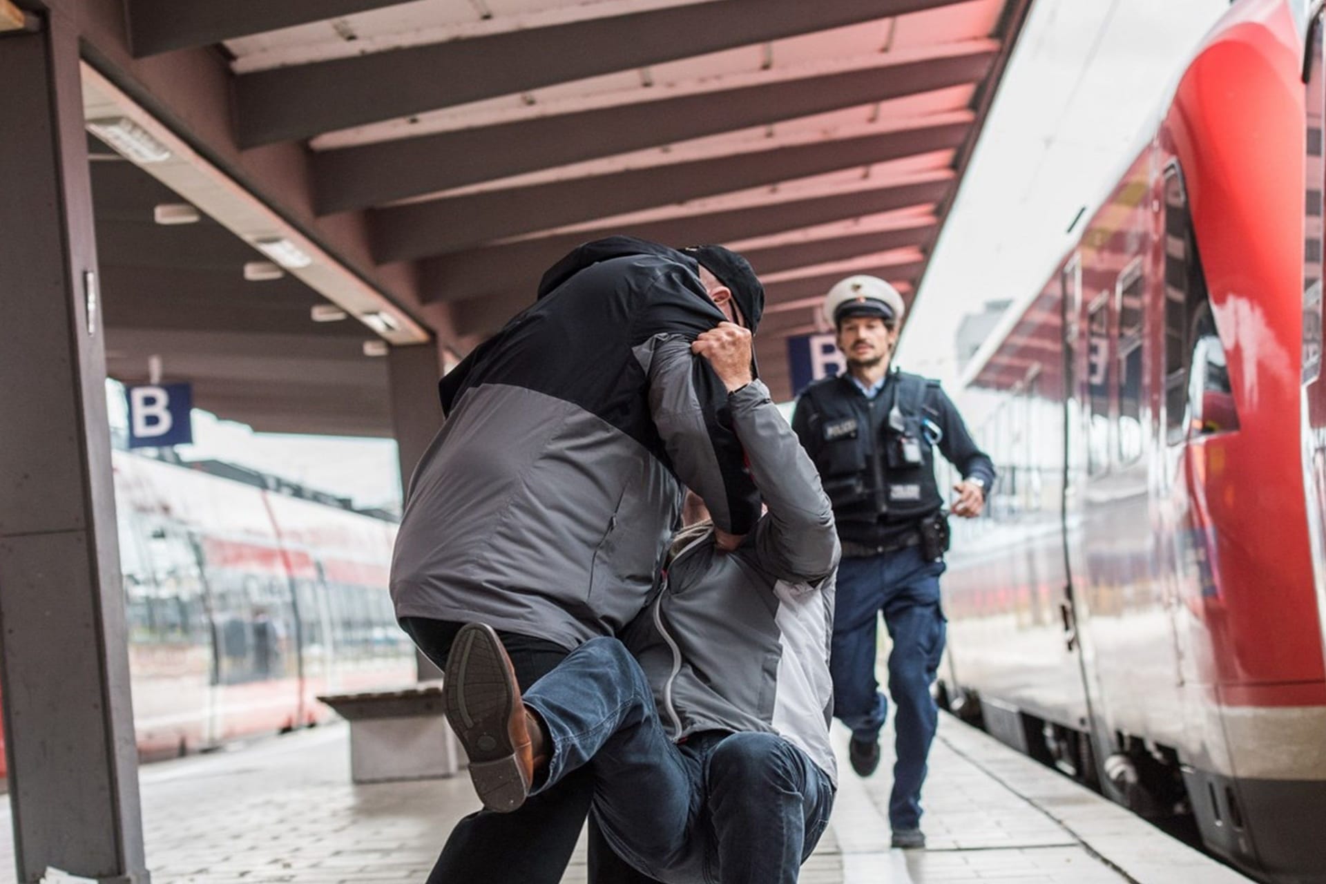 Körperliche Auseinandersetzung am Bahnsteig (Symbolbild): Gegen beide Männer wird nun ermittelt.