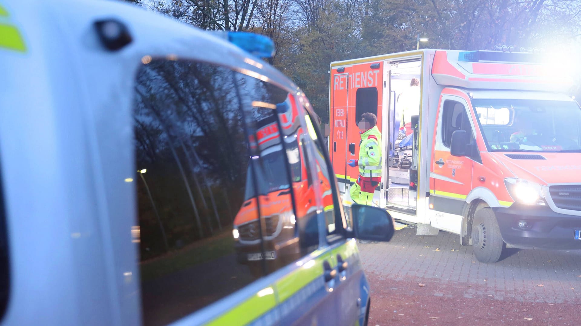 Rettungs- und Streifenwagen (Archivbild): In Berlin sind zwei Polizisten bei einem Unfall verletzt worden.