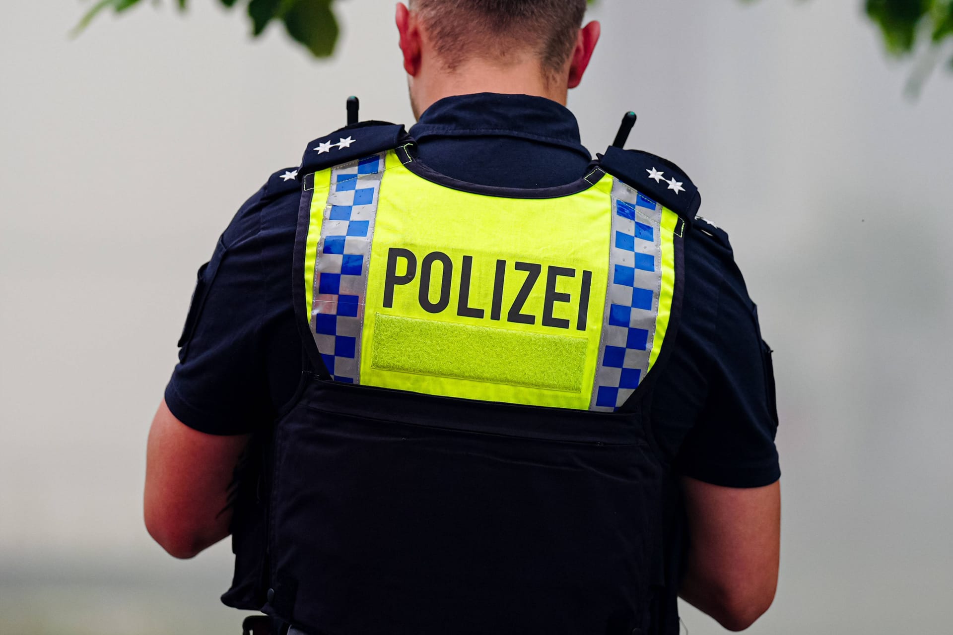 Polizist in Hamburg (Symbolfoto): Offenbar lebt in der Hansestadt ein weiterer Verdächtiger, der der sadistischen Online-Gruppierung "764" zugeordnet werden kann.