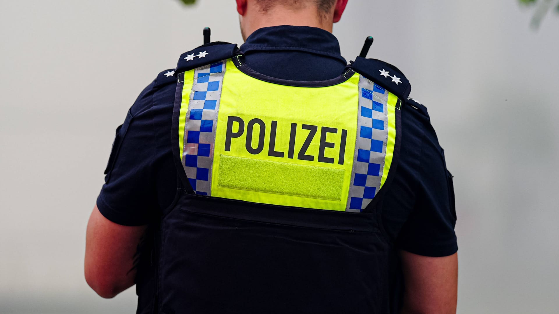Polizist in Hamburg (Symbolfoto): Offenbar lebt in der Hansestadt ein weiterer Verdächtiger, der der sadistischen Online-Gruppierung "764" zugeordnet werden kann.