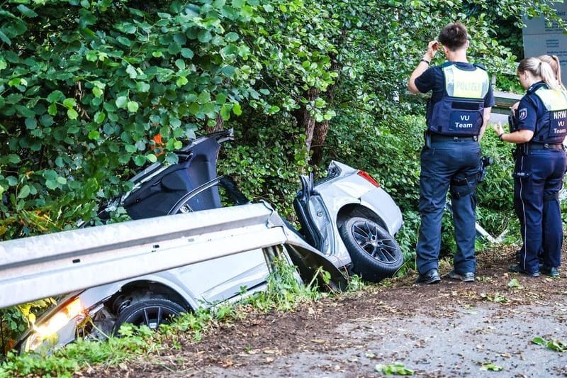 Einsatzkräfte der Polizei arbeiten an der Unfallstelle in Ennepetal: Für zwei Beifahrer kam jede Hilfe zu spät.
