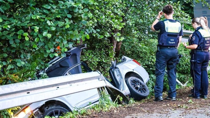 Einsatzkräfte der Polizei arbeiten an der Unfallstelle in Ennepetal: Für zwei Beifahrer kam jede Hilfe zu spät.