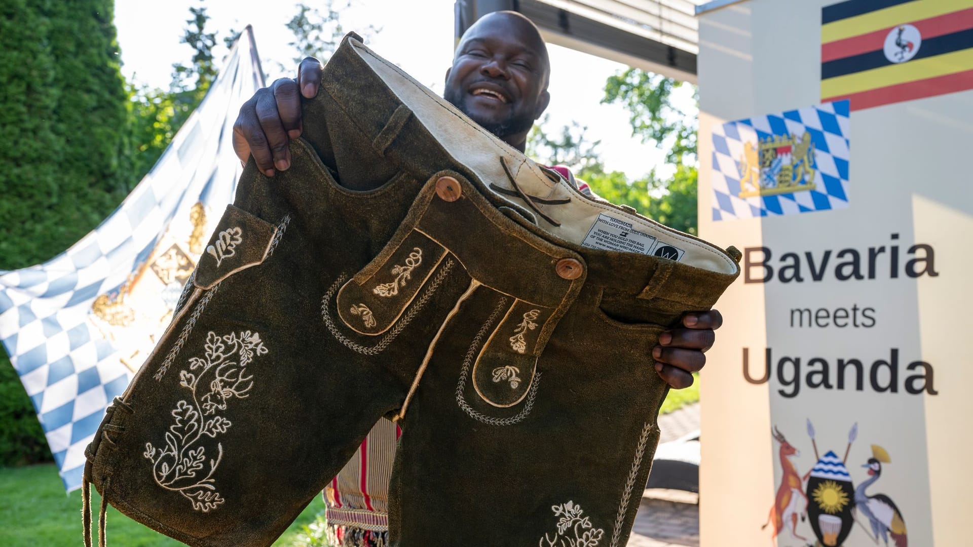 Bayerische Lederhosen aus Uganda