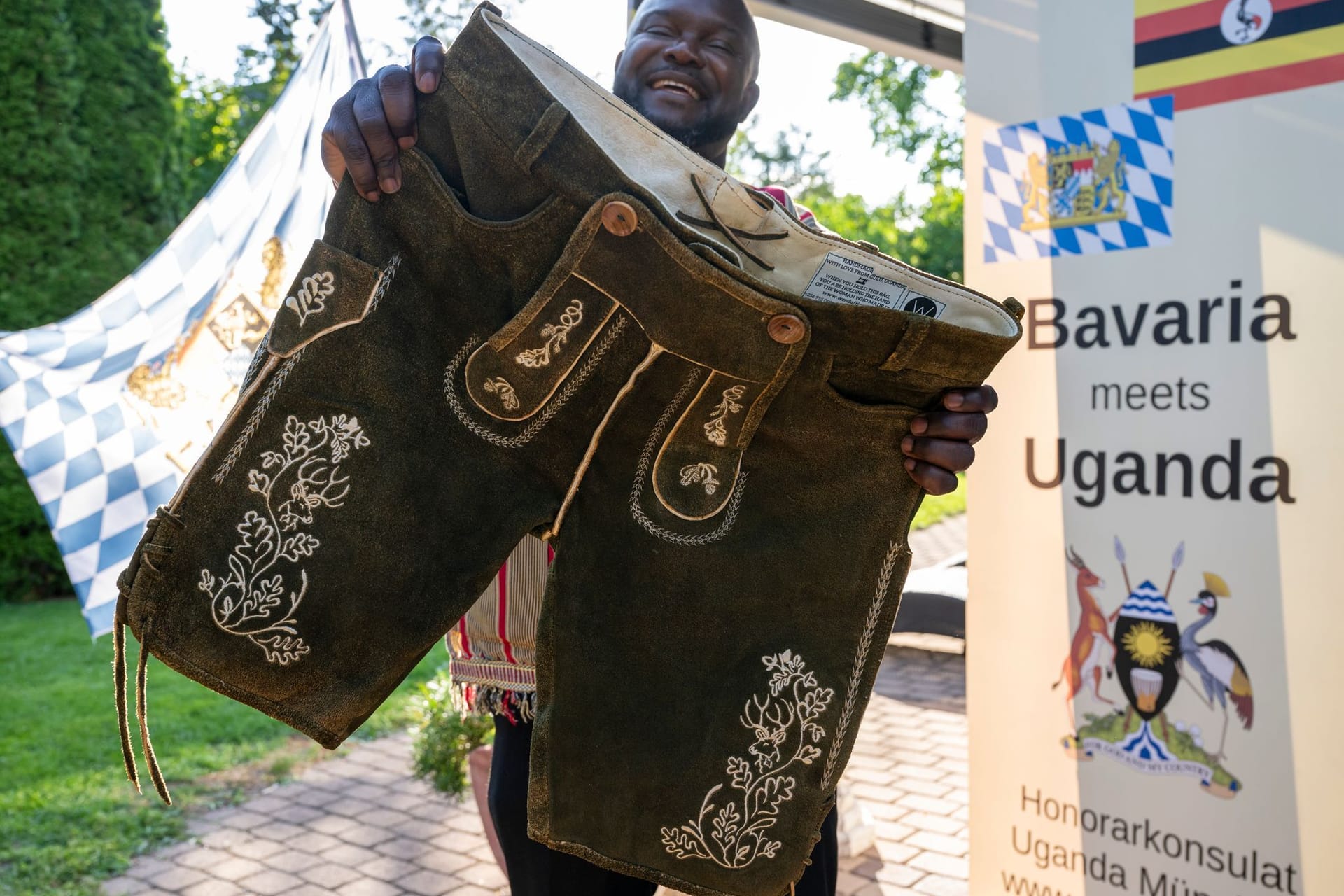 Bayerische Lederhosen aus Uganda