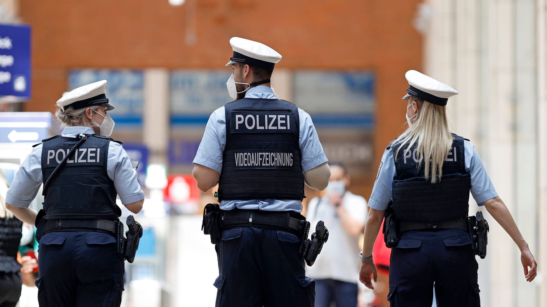 Streife der Bundespolizei (Symbolfoto): Nach einer sexuellen Belästigung im Zug wurde ein Mann festgenommen. Streife der Bundespolizei (Symbolfoto): Nach einer sexuellen Belästigung im Zug wurde ein Mann festgenommen.