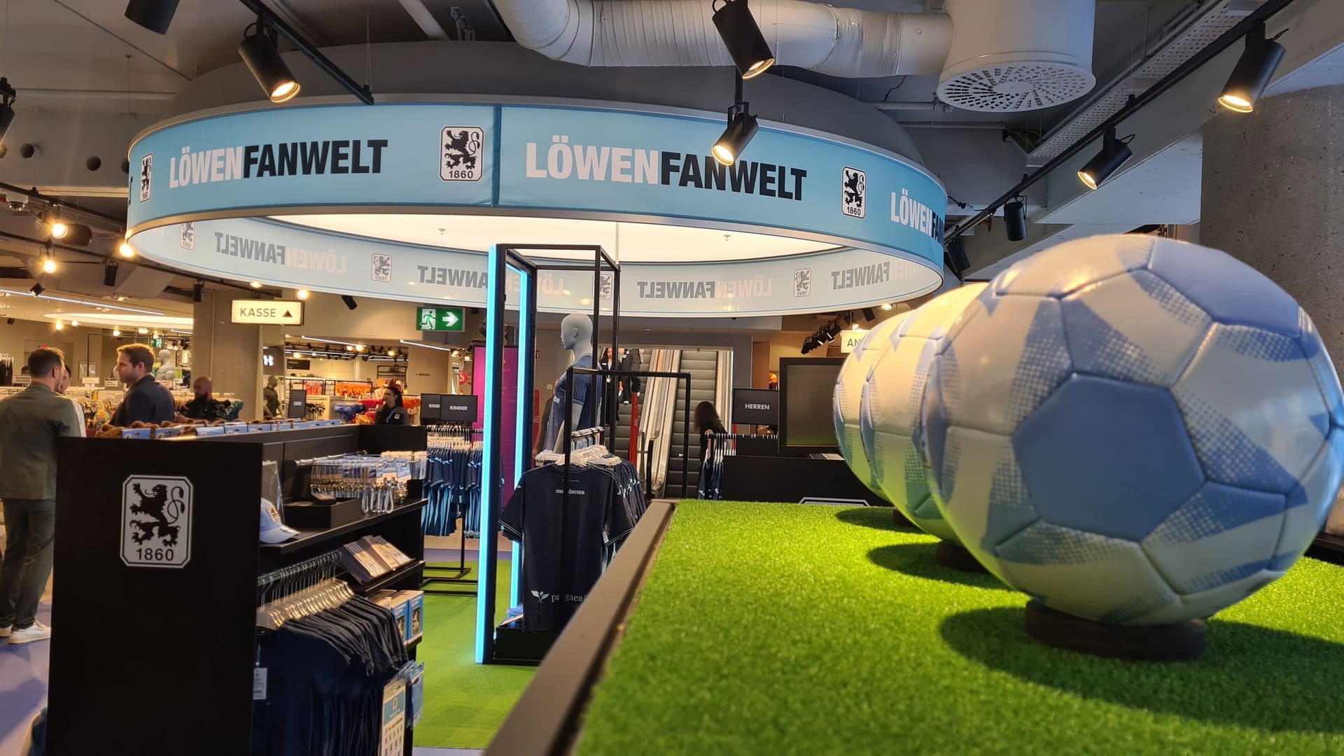 Blick in die neue Fanwelt: Im Untergeschoss von Galeria finden Fans ab sofort alles, was das "Löwen"-Herz begehrt.