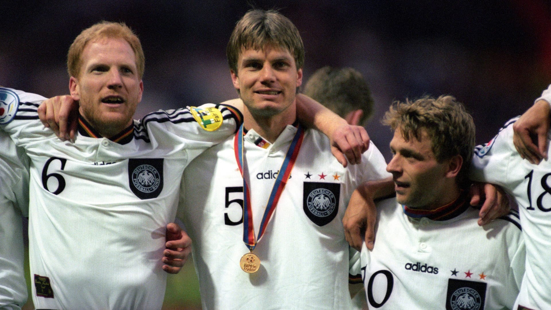 Matthias Sammer (l.) gemeinsam mit Thomas Helmer und Thomas Häßler (r.) bei der EM 1996.