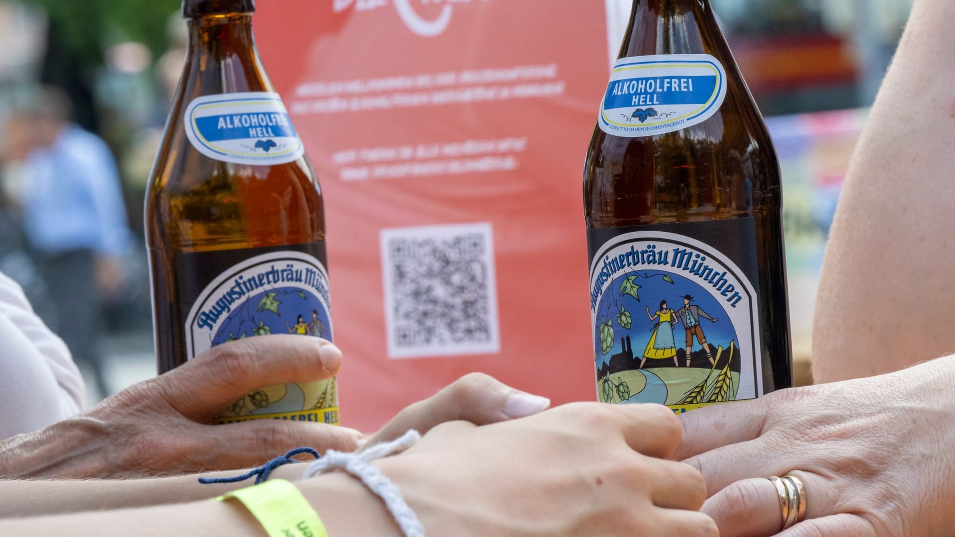 Zwei Bier-Trends in einer Flasche: Hell und alkoholfrei.