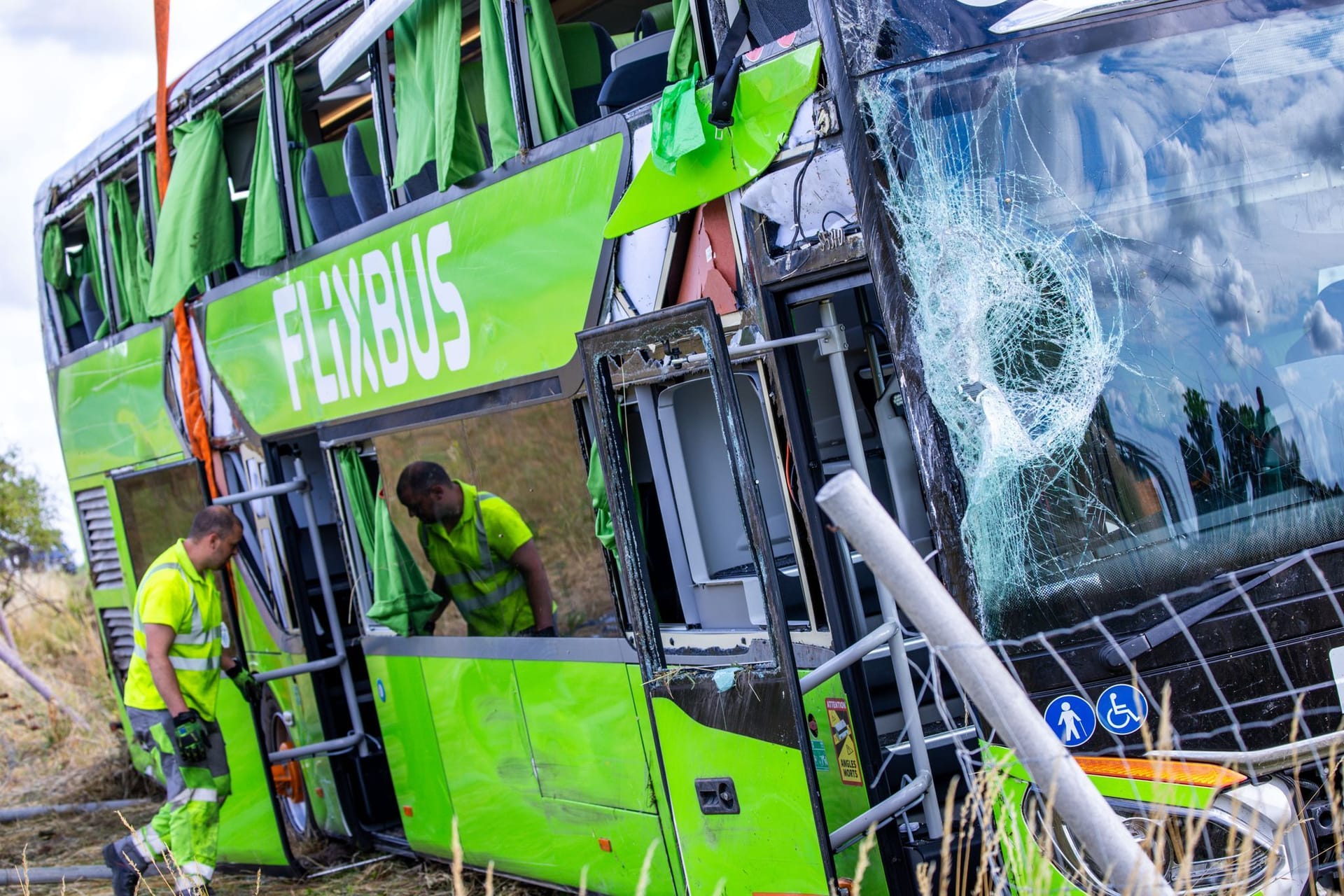 Bergungskräfte räumen die Unfallstelle auf der A19: In der Nacht kippte ein Flixbus auf die Seite, es gab viele Verletzte.