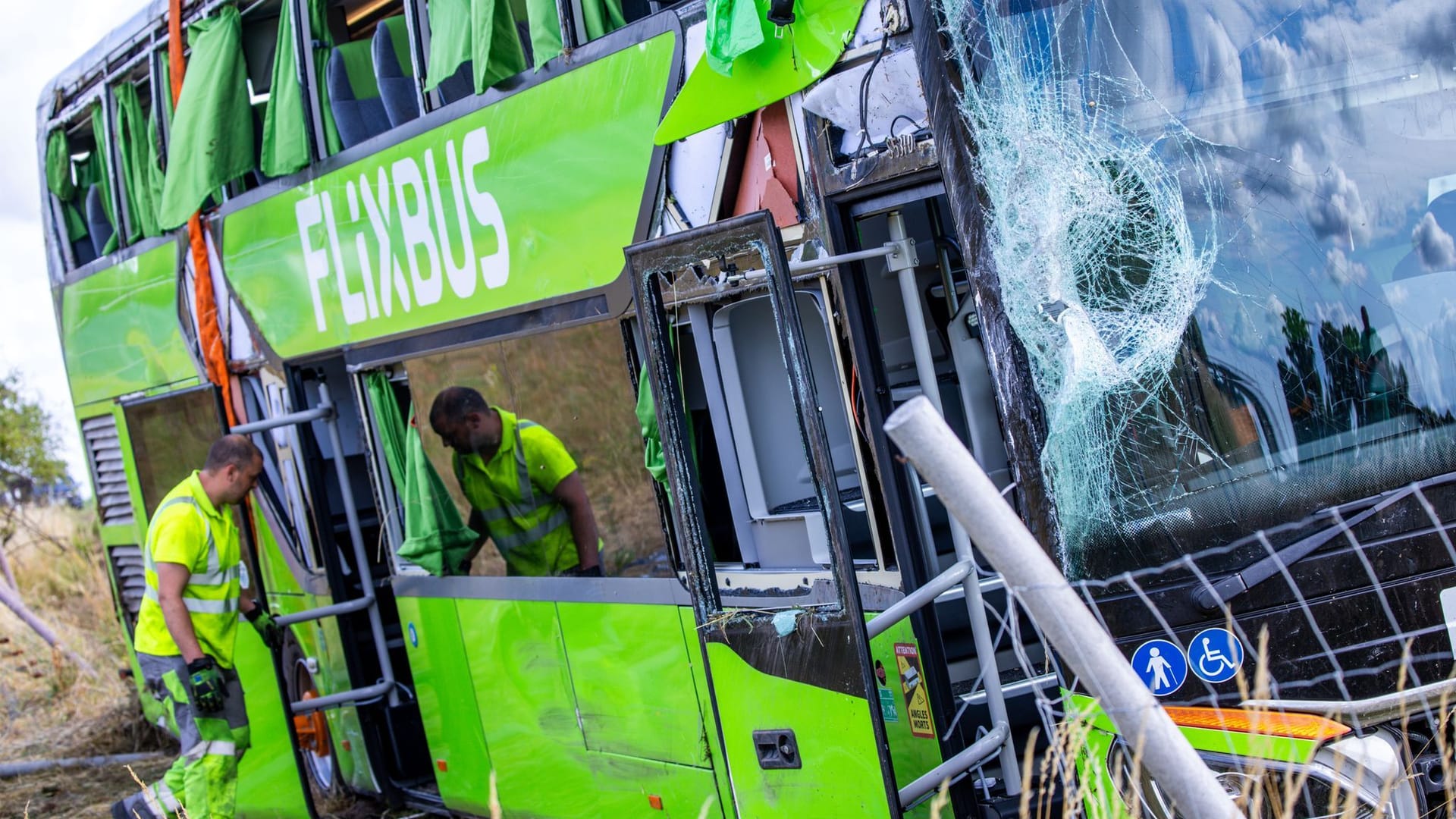Bergungskräfte räumen die Unfallstelle auf der A19: In der Nacht kippte ein Flixbus auf die Seite, es gab viele Verletzte.