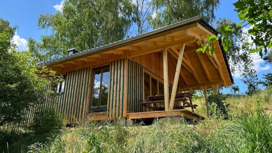 Sonnen-Chalet auf dem Dengler Hof im Fichtelgebirge: Die Unterkunft ist nachhaltig gebaut und mit einer Holzterrasse zur Morgensonne hin ausgerichtet.