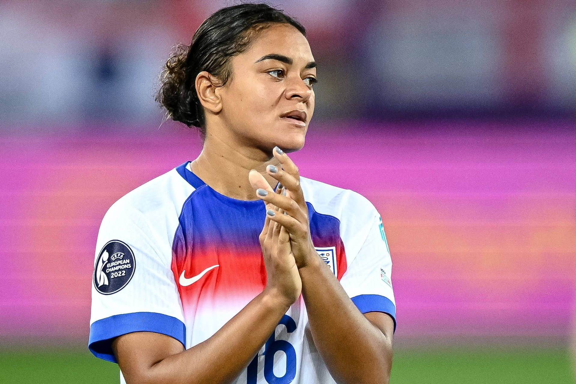 Jessica Carter: Die englische Nationalspielerin ist seit Mai 2024 mit Ann-Katrin Berger verlobt.