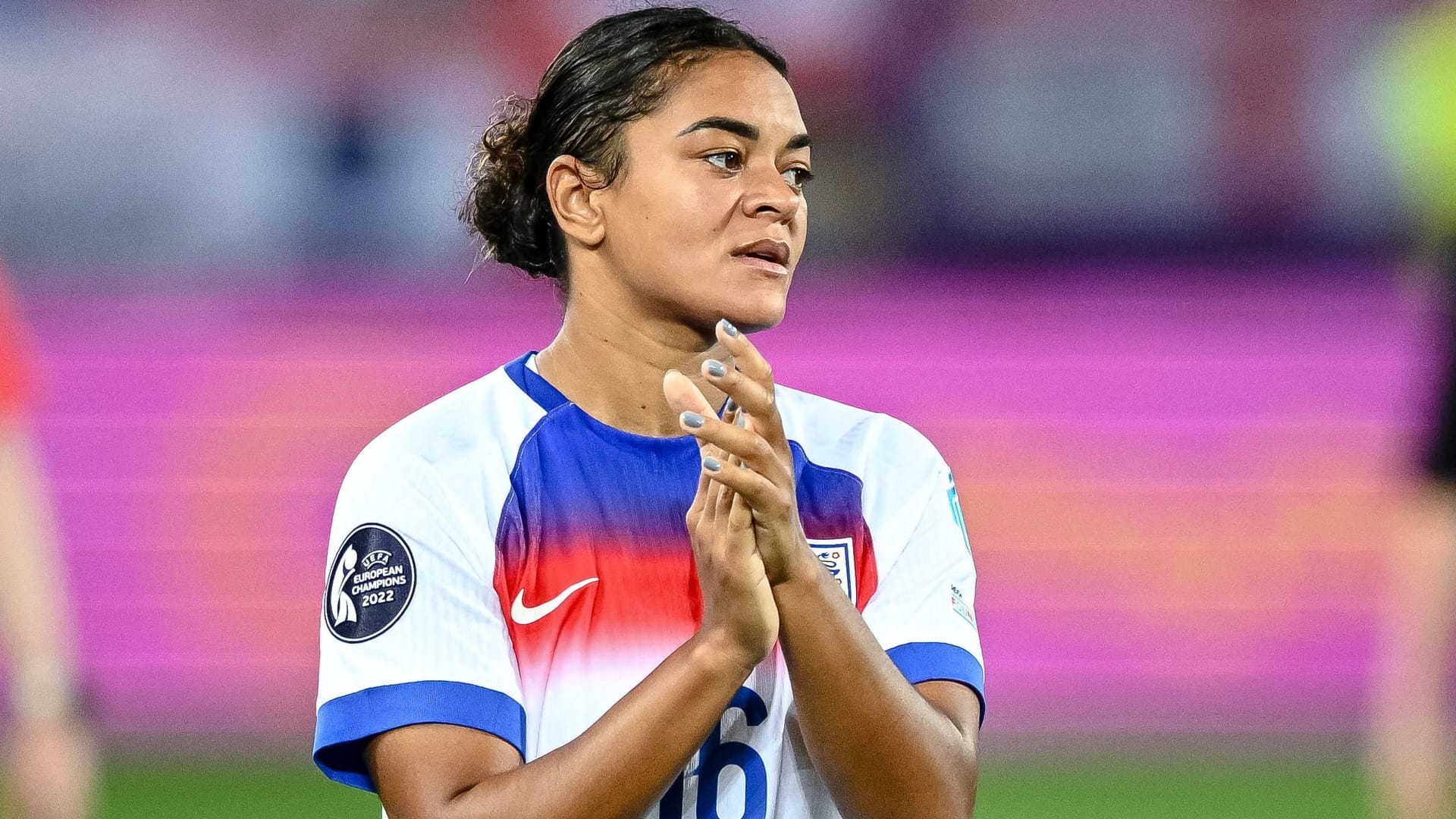 Jessica Carter: Die englische Nationalspielerin ist seit Mai 2024 mit Ann-Katrin Berger verlobt.