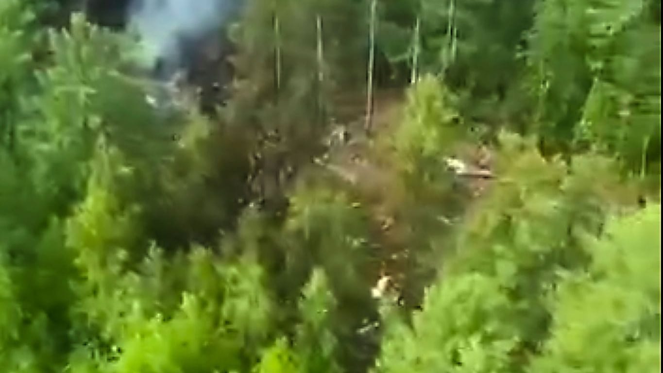 Russland, Tynda: Von der Absturzstelle des russischen Passagierflugzeugs des Typs An-24 steigt Rauch auf.