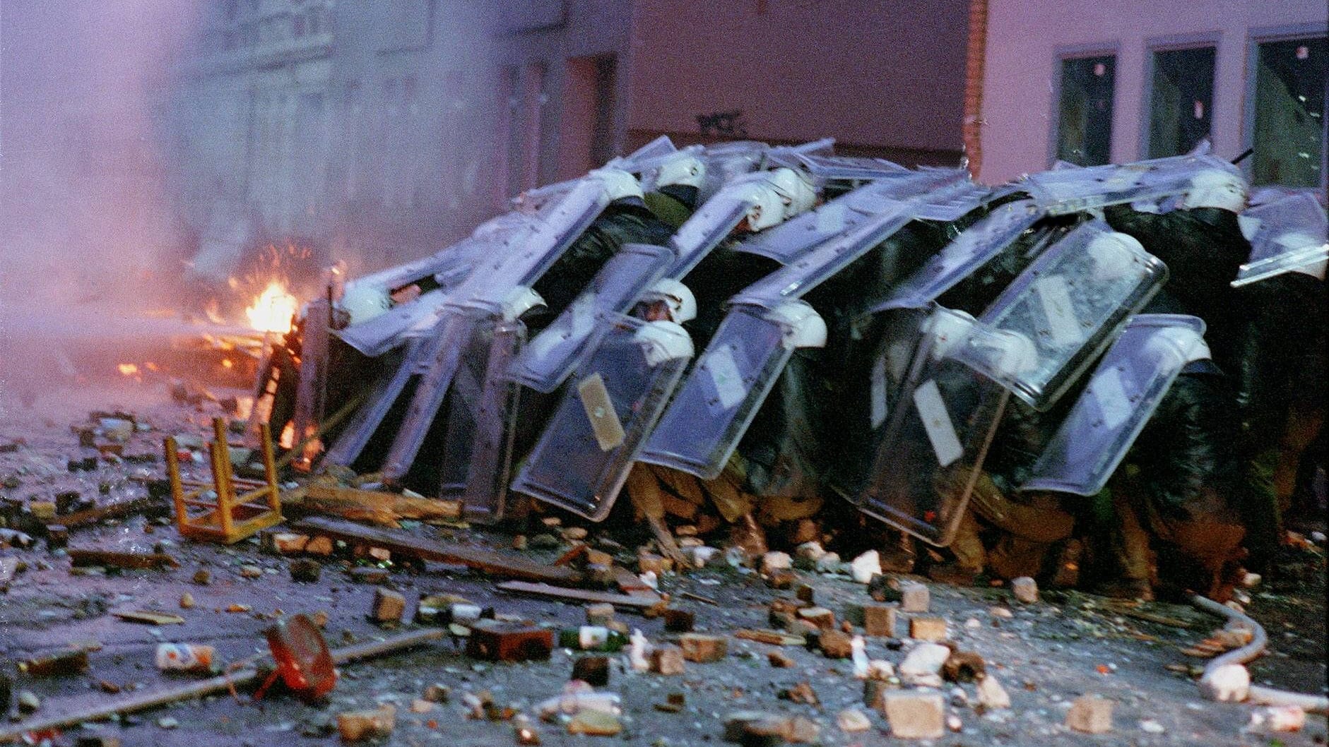 Polizisten schützen sich mit Schildern, links brennt ein Feuer (Archivbild): Auf Anwohner wirkten die "Chaostage" teils wie ein "Bürgerkrieg". Polizisten schützen sich mit Schildern, links brennt ein Feuer (Archivbild): Auf Anwohner wirkten die "Chaostage" teils wie ein "Bürgerkrieg".