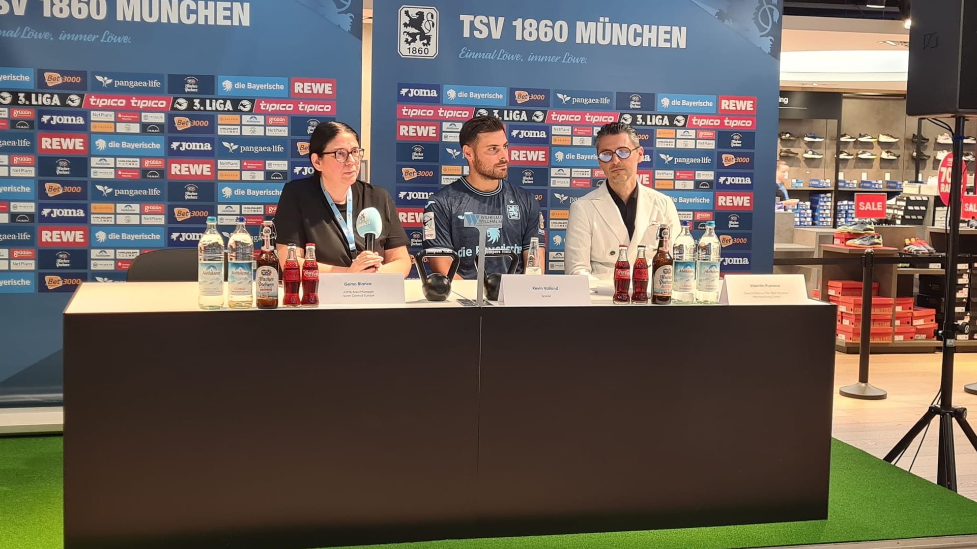 Gema Blanco, Kevin Volland und Valentin Pusnava (v.l.): Gemeinsam stellten sie noch einmal das neue Auswärtstrikot vor.
