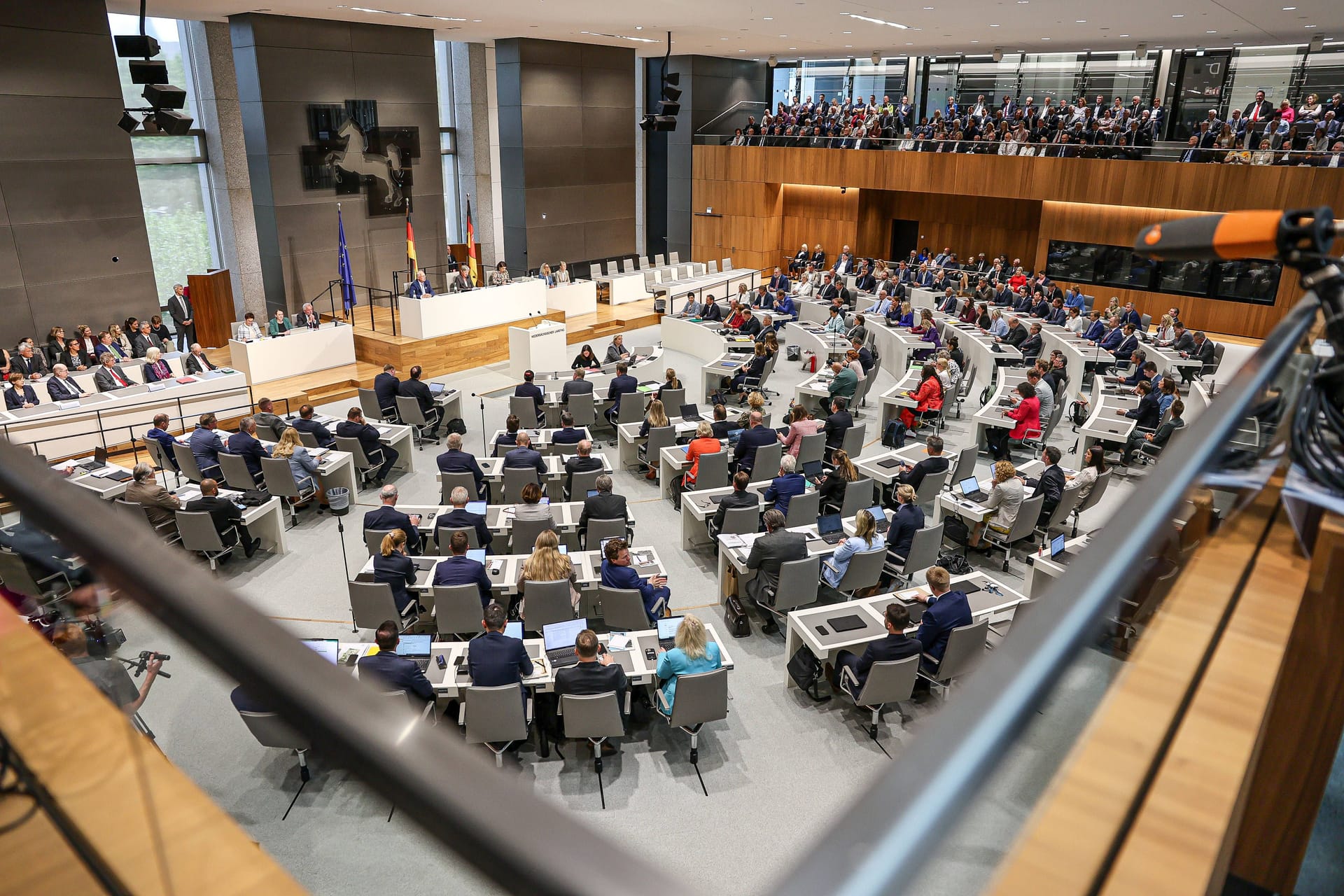 Sitzung im Niedersächsischen Landtag (Symbolfoto): Viele Abgeordnete erhalten neben ihrer Diät zusätzliche Zulagen aus Fraktionskassen.