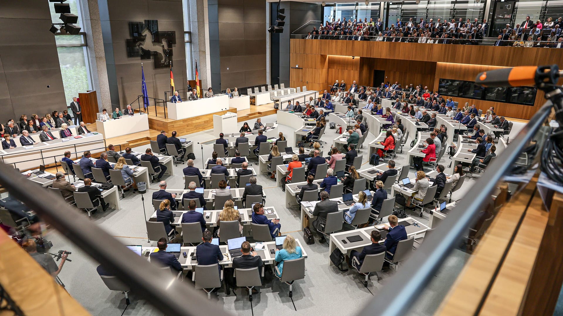 Sitzung im Niedersächsischen Landtag (Symbolfoto): Viele Abgeordnete erhalten neben ihrer Diät zusätzliche Zulagen aus Fraktionskassen.