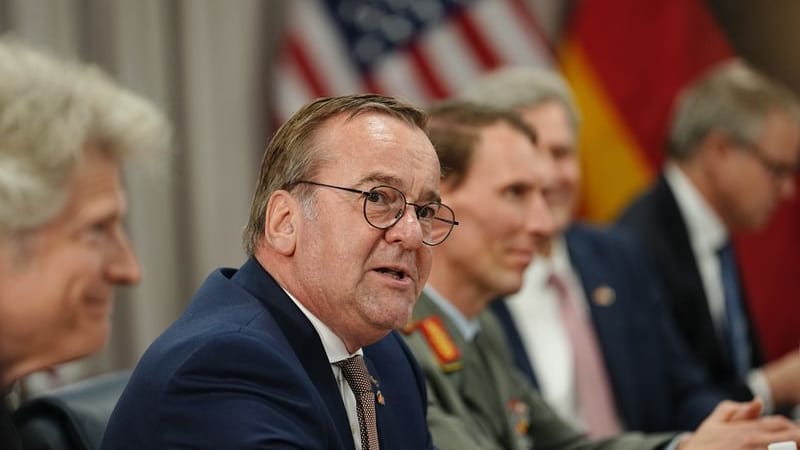 Boris Pistorius (M., SPD) beim Treffen mit seinem US-amerikanischen Amtskollegen Pete Hegseth iin Washington.