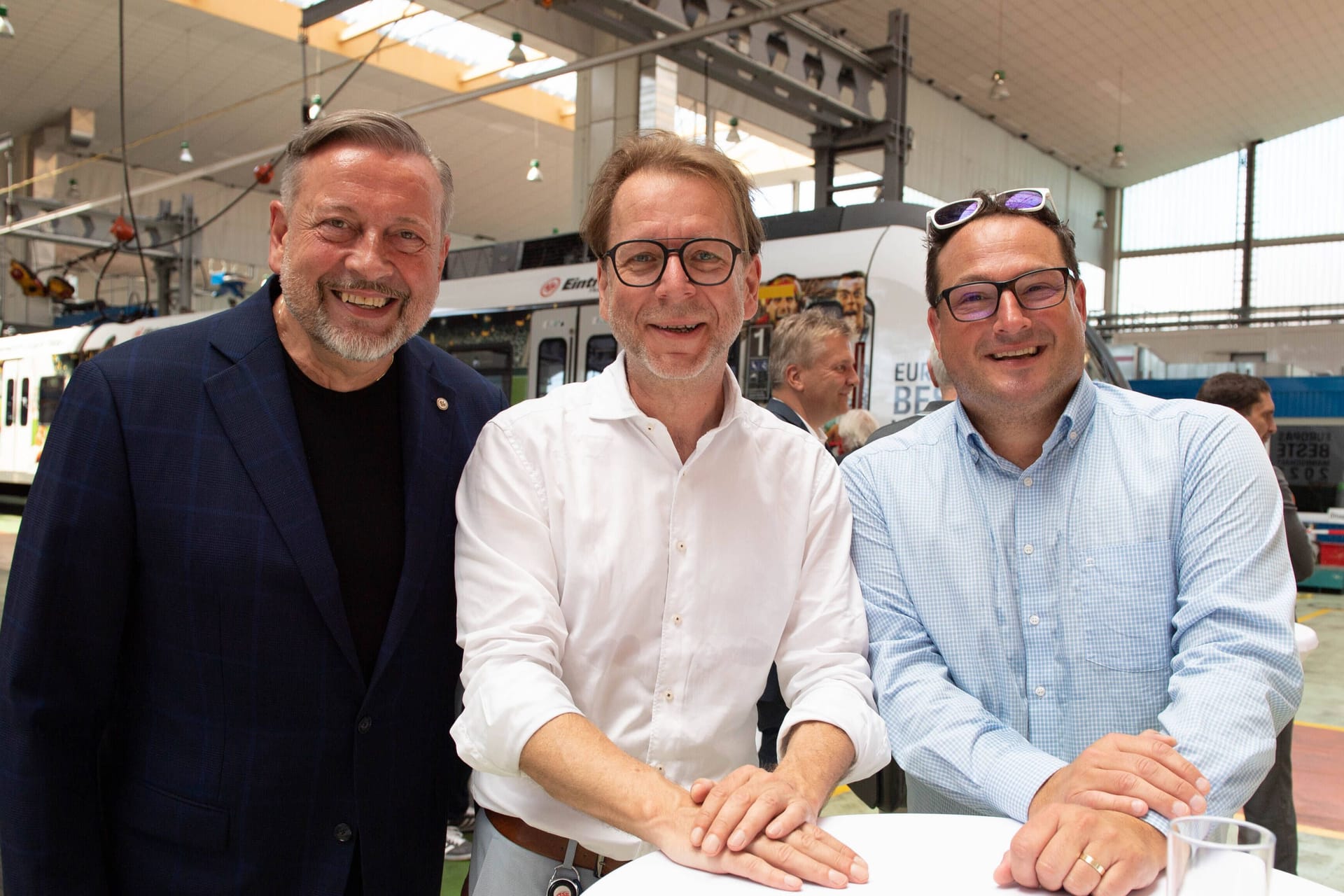 04.08.2022, xsltx, Fussball 1.Bundesliga, Eintracht Frankfurt - Präsentation der Jubel-S-Bahn emspor, v.l. Knut Ringat RMV-Geschäftsführer, Wolfgang Siefert Pers. Referent, designierter Verkehrsdezernent der Stadt Frankfurt, Andrà Kavai RMV-Geschäftsführer DFL/DFB REGULATIONS PROHIBIT ANY USE OF PHOTOGRAPHS as IMAGE SEQUENCES and/or QUASI-VIDEO Frankfurt am Main *** 04 08 2022, xsltx, Football 1 Bundesliga, Eintracht Frankfurt Presentation of the Jubel S Bahn emspor, f l Knut Ringat RMV Managing Director , Wolfgang Siefert Pers Referent, designated Head of Transport of the City of Frankfurt , Andrà Kavai RMV Managing Director DFL DFB REGULATIONS PROHIBIT ANY USE OF PHOTOGRAPHS as IMAGE SEQUENCES and or QUASI VIDEO Frankfurt am Main 04.08.2022, xsltx, Fussball 1.Bundesliga, Eintracht Frankfurt - Präsentation der Jubel-S-Bahn emspor, v.l. Knut Ringat RMV-Geschäftsführer, Wolfgang Siefert Pers. Referent, designierter Verkehrsdezernent der Stadt Frankfurt, Andrà Kavai RMV-Geschäftsführer DFL/DFB REGULATIONS PROHIBIT ANY USE OF PHOTOGRAPHS as IMAGE SEQUENCES and/or QUASI-VIDEO Frankfurt am Main *** 04 08 2022, xsltx, Football 1 Bundesliga, Eintracht Frankfurt Presentation of the Jubel S Bahn emspor, f l Knut Ringat RMV Managing Director , Wolfgang Siefert Pers Referent, designated Head of Transport of the City of Frankfurt , Andrà Kavai RMV Managing Director DFL DFB REGULATIONS PROHIBIT ANY USE OF PHOTOGRAPHS as IMAGE SEQUENCES and or QUASI VIDEO Frankfurt am Main