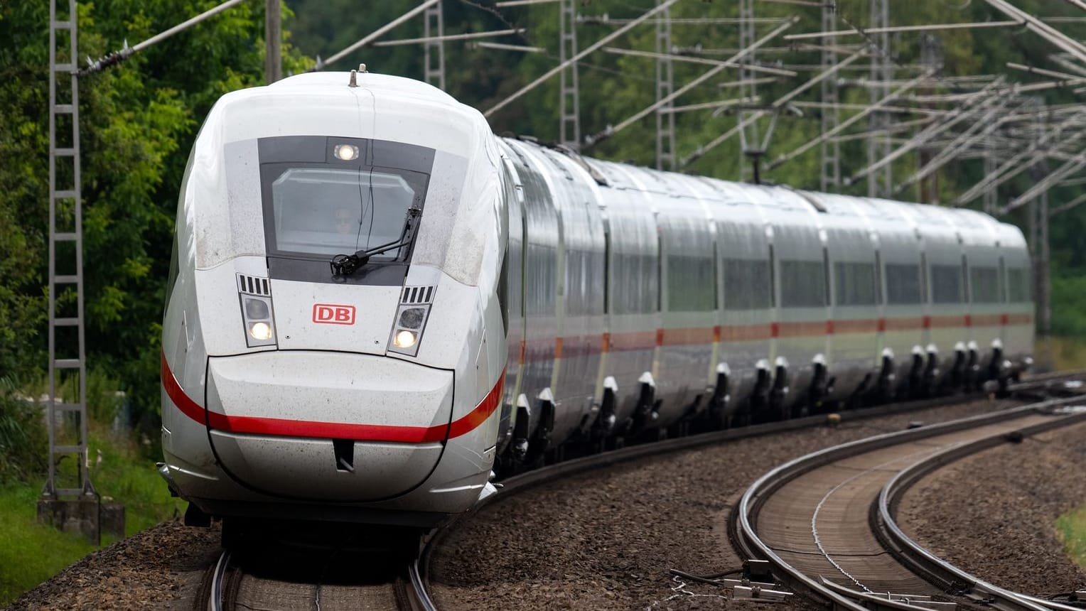 Ein ICE-Zug (Symbolfoto): Die wichtige Bahnstrecke im Norden musste gesperrt werden. Ein ICE-Zug (Symbolfoto): Die wichtige Bahnstrecke im Norden musste gesperrt werden.