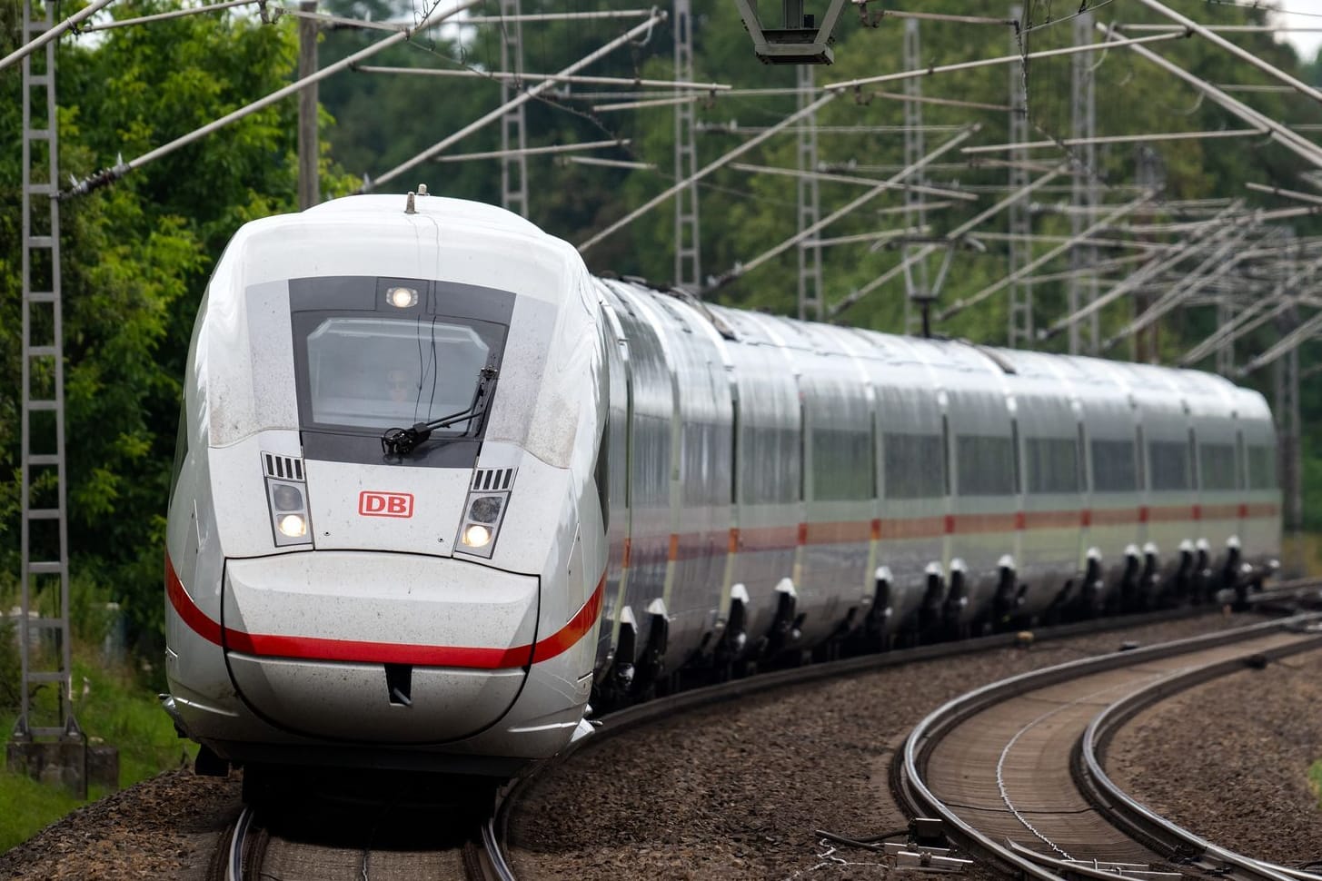 Ein ICE-Zug (Symbolfoto): Die wichtige Bahnstrecke im Norden musste gesperrt werden.
