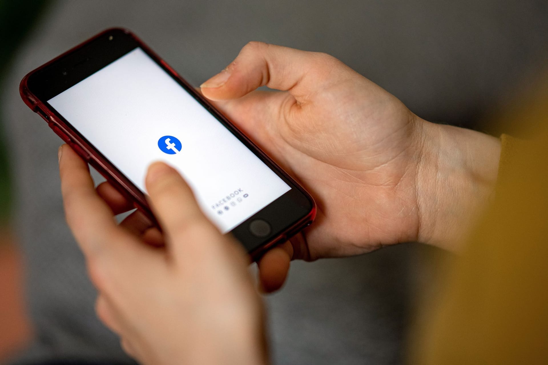 Facebook-Logo ist auf einem Smartphone zu sehen