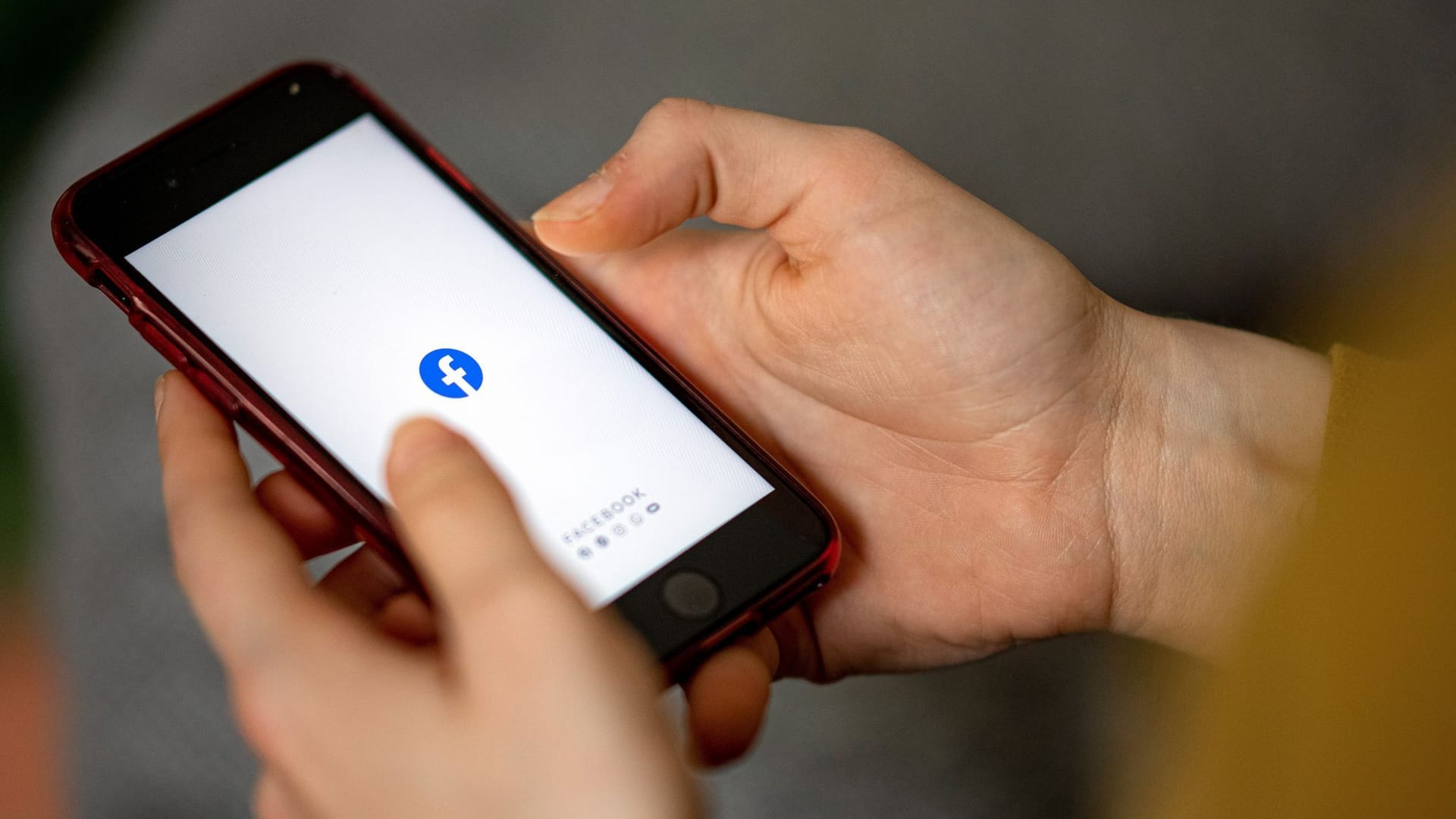 Facebook-Logo ist auf einem Smartphone zu sehen