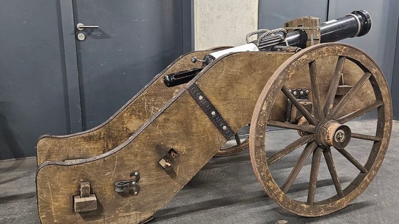 Die historische Kanone: Die Polizei lagerte sie in der eigenen Tiefgarage zwischen, bis sich der rechtmäßige Besitzer meldete. Die historische Kanone: Die Polizei lagerte sie in der eigenen Tiefgarage zwischen, bis sich der rechtmäßige Besitzer meldete.