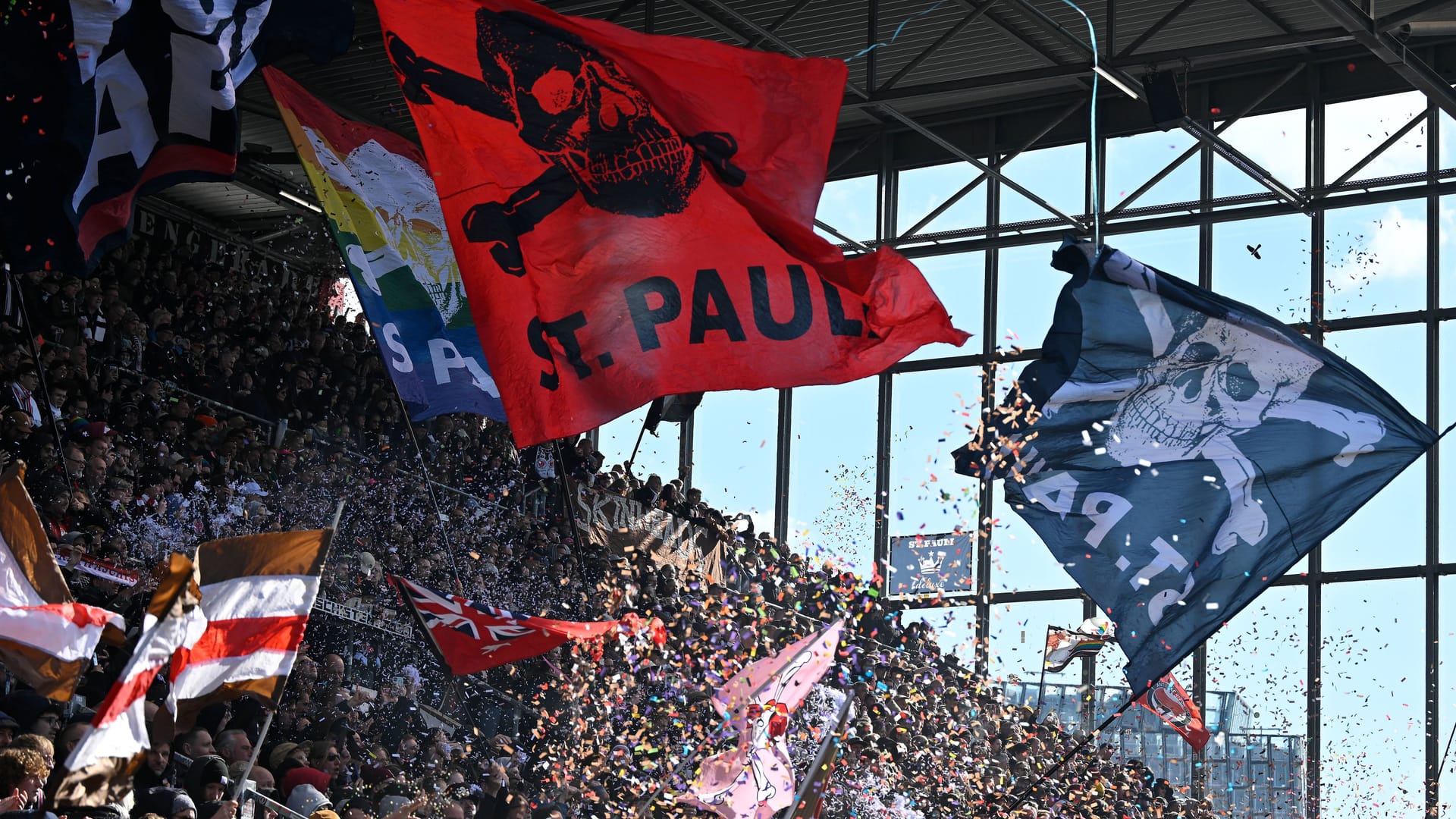 St. Pauli-Fans feiern in ihren Blöcken am Millerntor (Archivbild): Im August muss der Bundesligist ausnahmsweise als Gast im eigenen Stadion spielen.