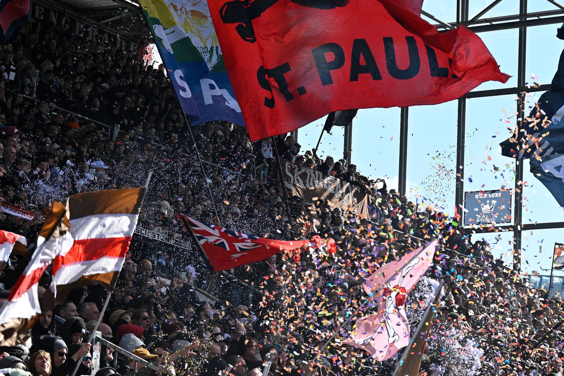 St. Pauli-Fans feiern in ihren Blöcken am Millerntor (Archivbild): Im August muss der Bundesligist ausnahmsweise als Gast im eigenen Stadion spielen.