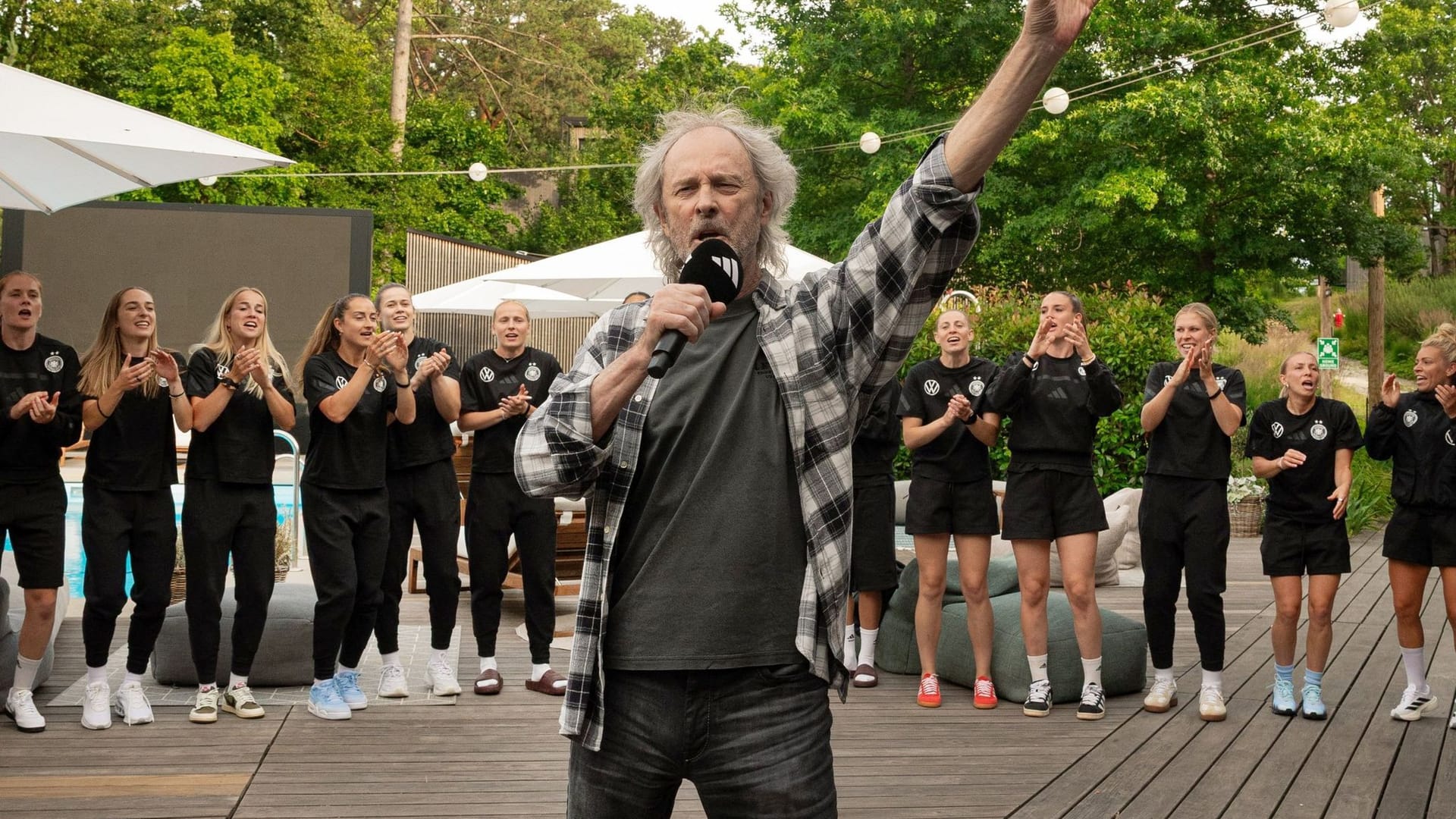 Wolfgang Petry bei den deutschen Fußballerinnen