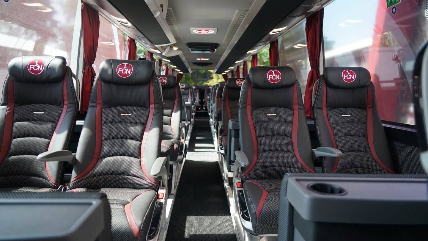 Ledersitze mit Club-Logo und viel Beinfreiheit im neuen Mannschaftsbus des 1. FC Nürnberg: Der Innenraum des Setra S517 HD ist vollständig auf Komfort ausgelegt.