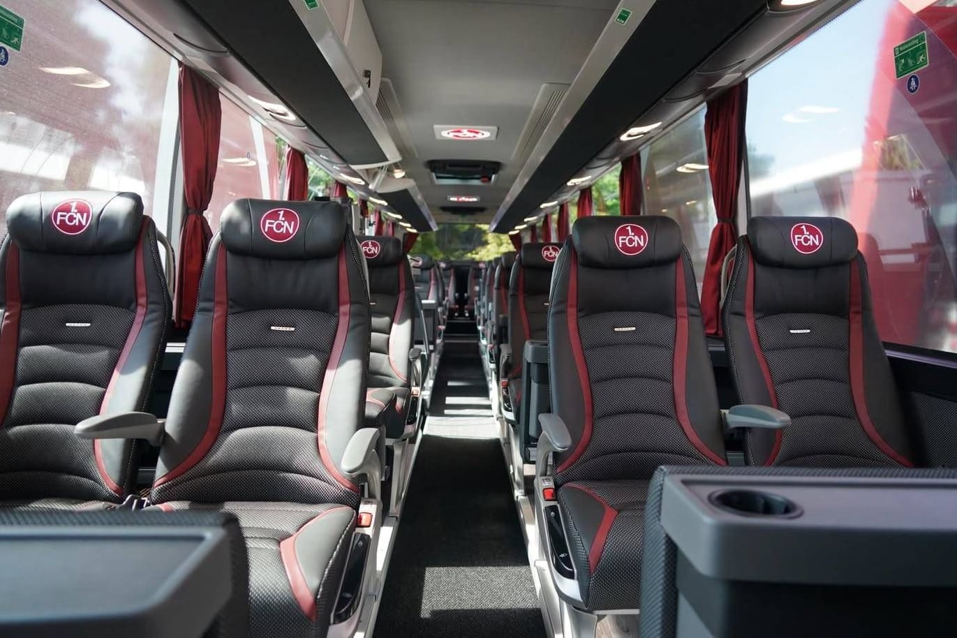 Ledersitze mit Club-Logo und viel Beinfreiheit im neuen Mannschaftsbus des 1. FC Nürnberg: Der Innenraum des Setra S517 HD ist vollständig auf Komfort ausgelegt. Ledersitze mit Club-Logo und viel Beinfreiheit im neuen Mannschaftsbus des 1. FC Nürnberg: Der Innenraum des Setra S517 HD ist vollständig auf Komfort ausgelegt.