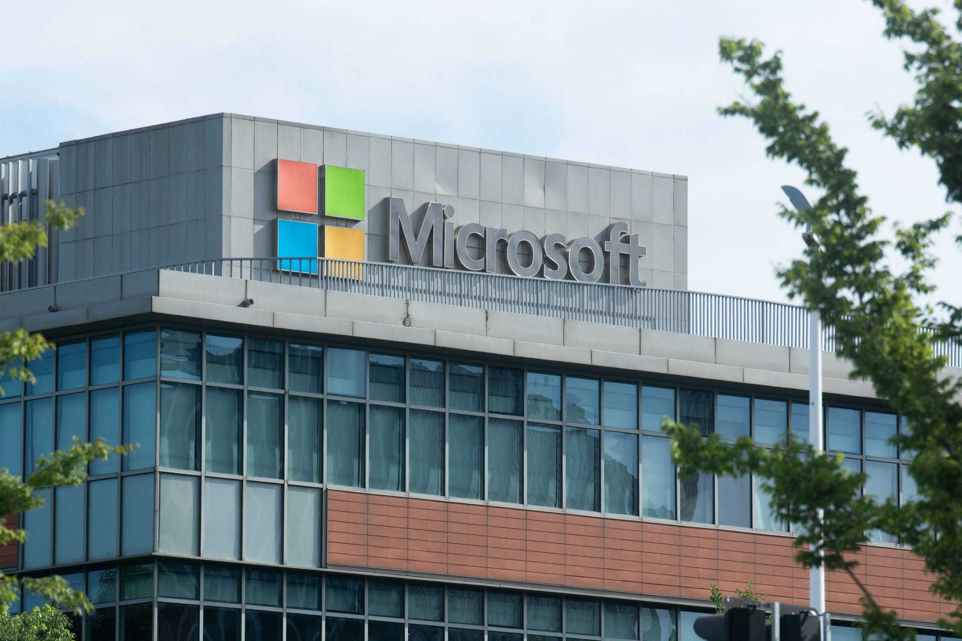 Ein Gebäude von Microsoft in China: Der Konzern baut weiter stellen weltweit ab. (Archivbild)