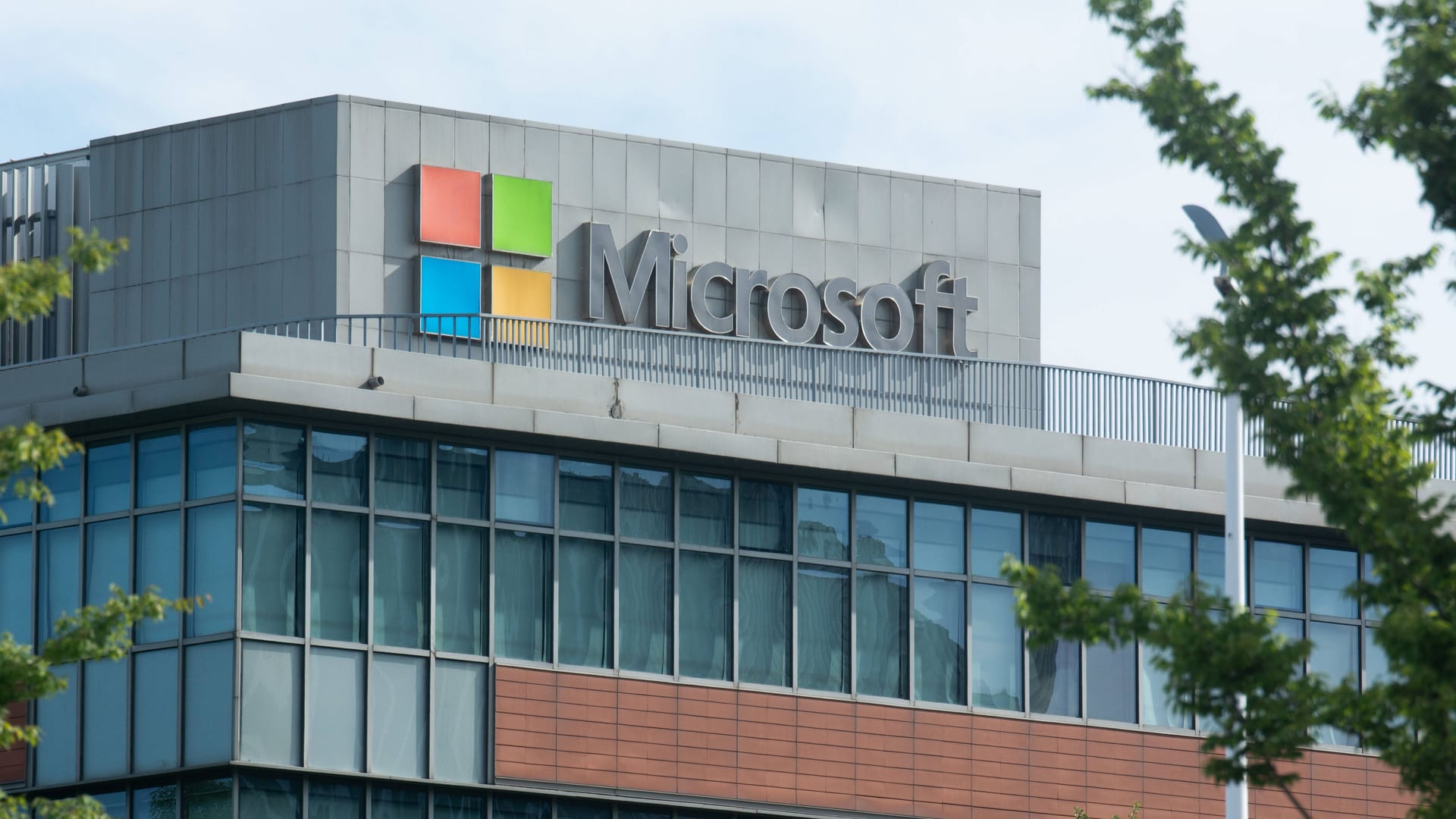Ein Gebäude von Microsoft in China: Der Konzern baut weiter stellen weltweit ab. (Archivbild)