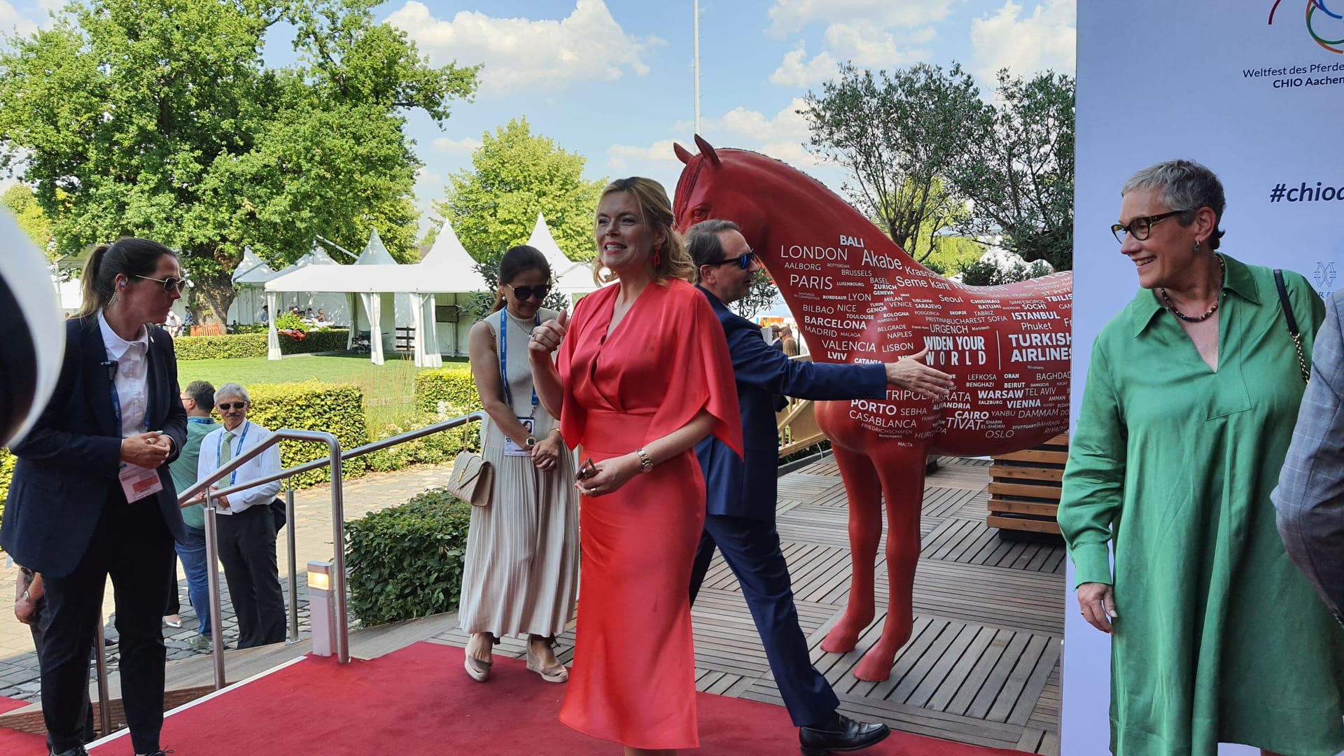 Julia Klöckner in einem roten Kleid: Auch auf dem roten Teppich sorgt die frisch gebackene Bundestagspräsidentin für die Einhaltung der Regeln und einem fairen Umgang miteinander.