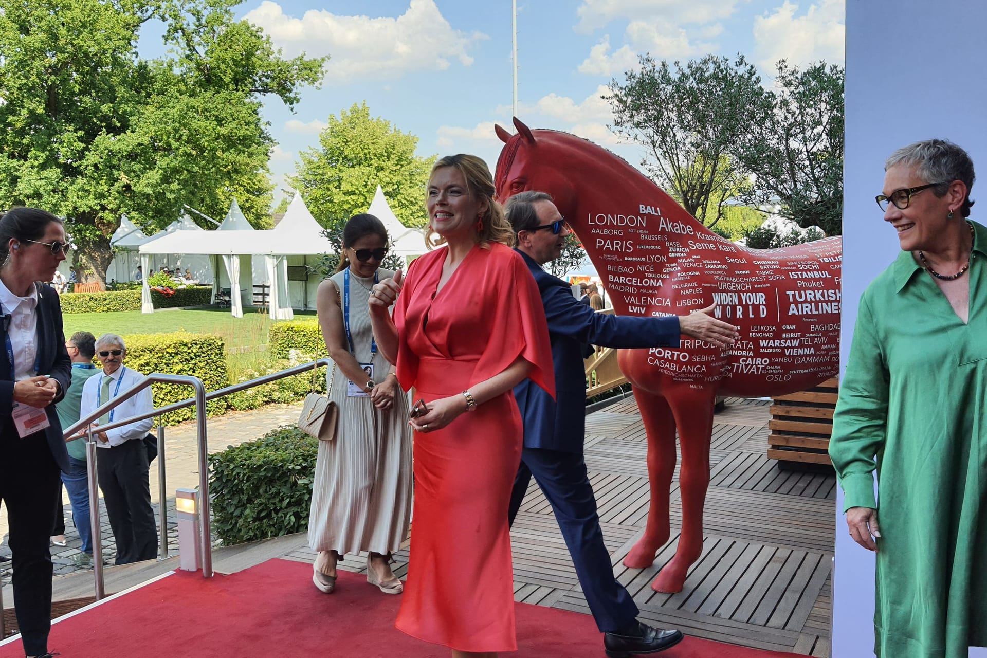 Julia Klöckner in einem roten Kleid: Die Bundestagspräsidentin kommt sowohl zum CHIO als auch zu Karneval gerne nach Aachen.
