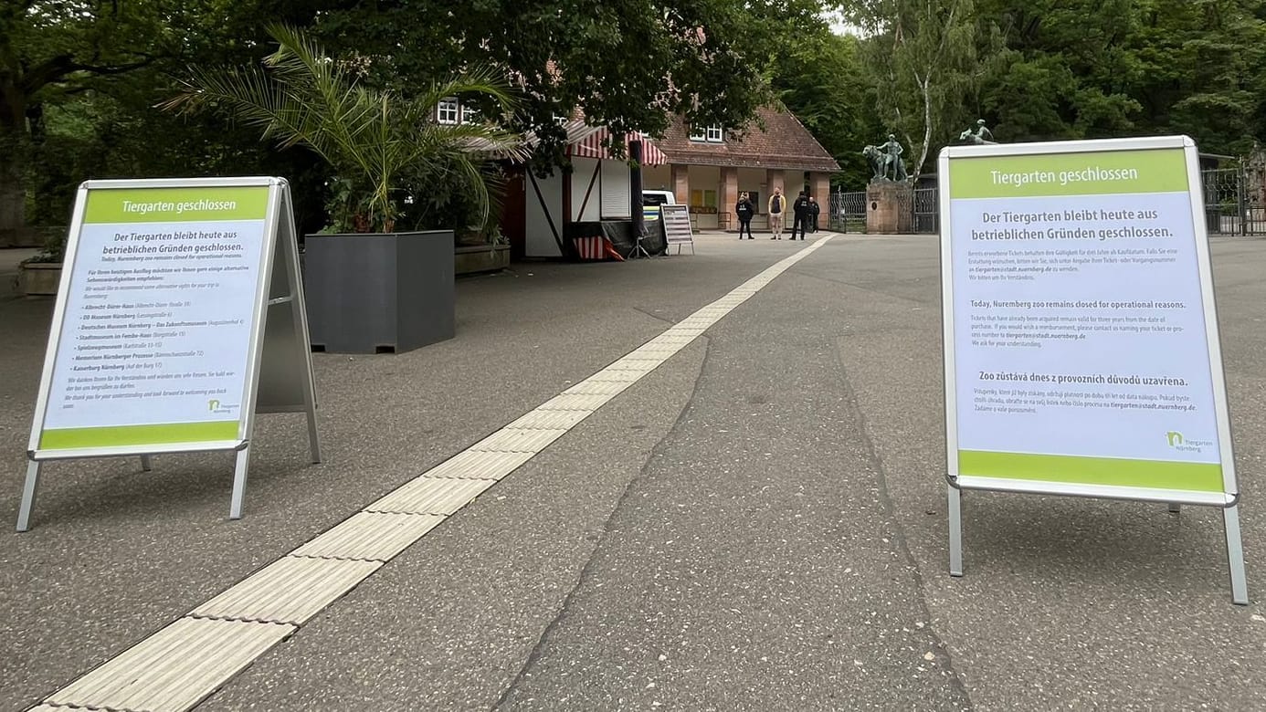 Aufsteller weisen auf die Schließung des Zoos hin: Der Tiergarten gibt Tipps für alternative Ausflüge.