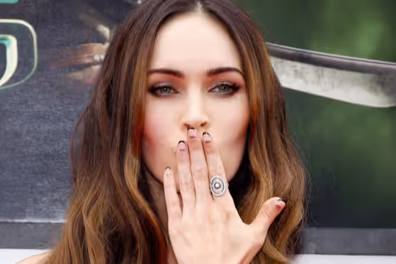 Megan Fox: Die Hollywood-Schauspielerin ist ein bekanntes Beispiel für jemanden mit Brachydaktylie Typ D. Sie hat breitere und kürzere Daumen als der Durchschnitt.