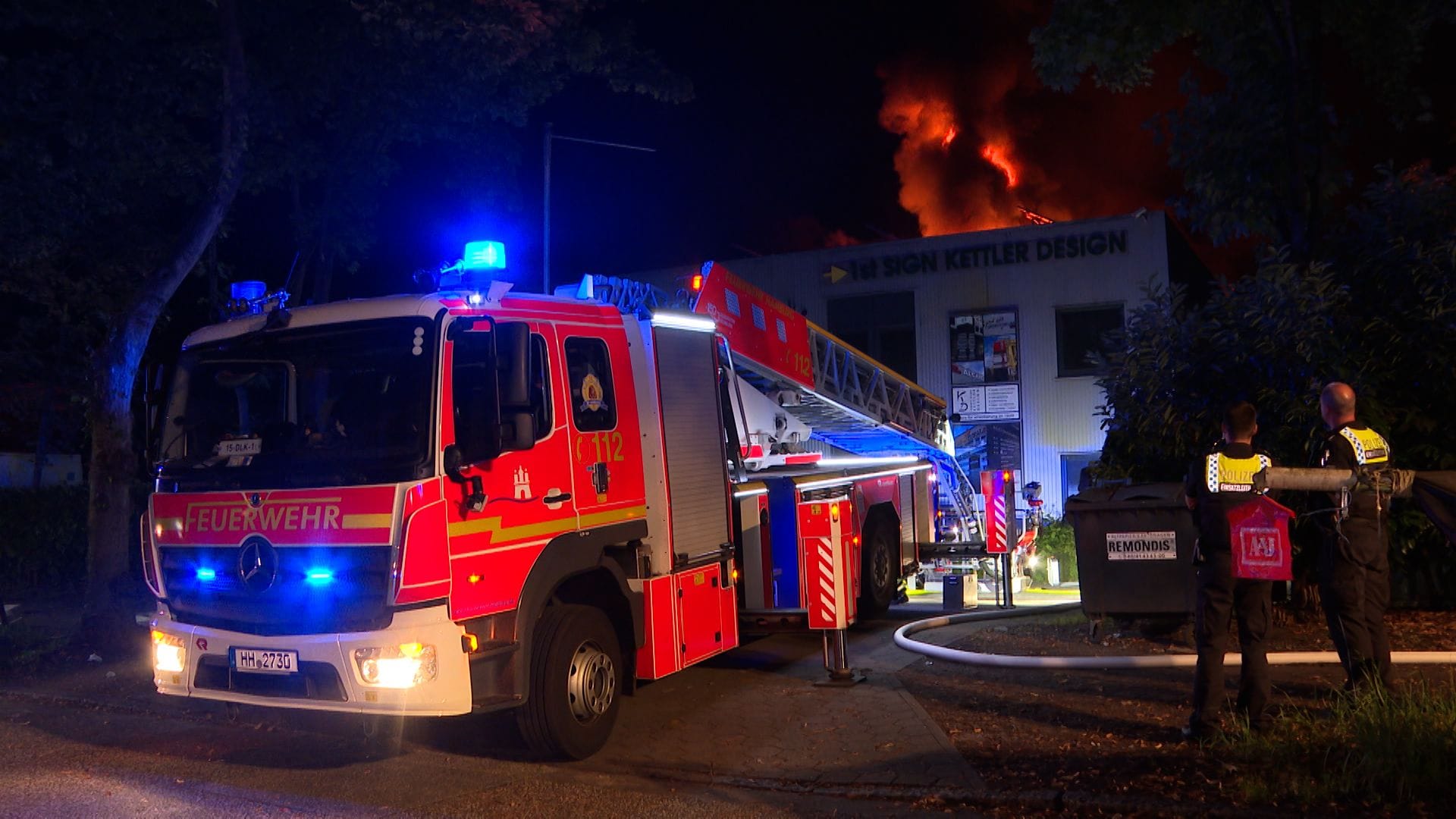 Rettungskräfte und Einsatzfahrzeug bei einem Brand: Die Polizei hat die Ermittlungen zur Brandursache aufgenommen. Rettungskräfte und Einsatzfahrzeug bei einem Brand: Die Polizei hat die Ermittlungen zur Brandursache aufgenommen.