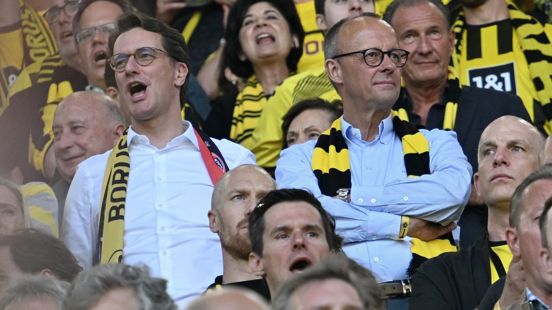 Friedrich Merz (r.) und Hendrik Wüst beim Fußball