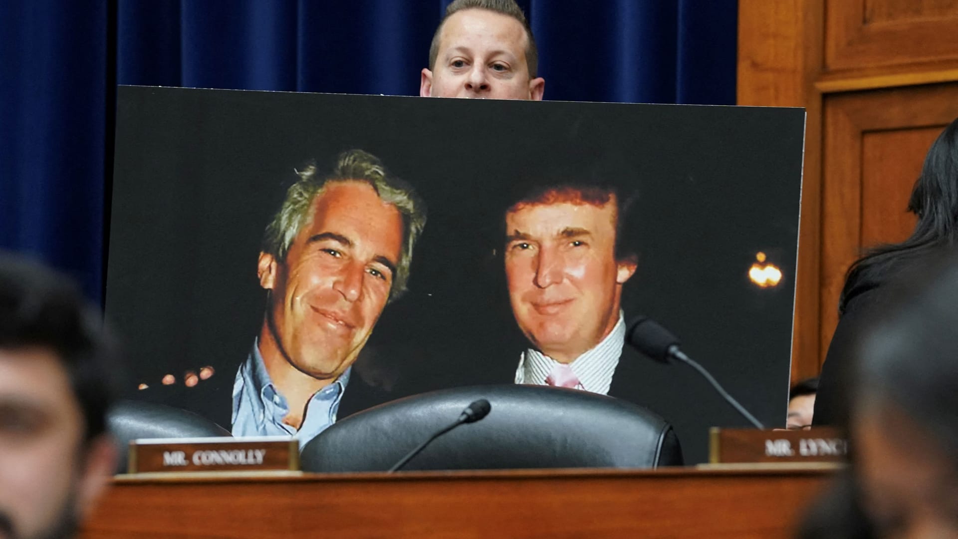 Der demokratische Abgeordnete Jared Moskowitz zeigt in einem Untersuchungsausschusses des US-Kongresses im Jahr 2024 ein Bild von Donald Trump und Jeffrey Epstein.