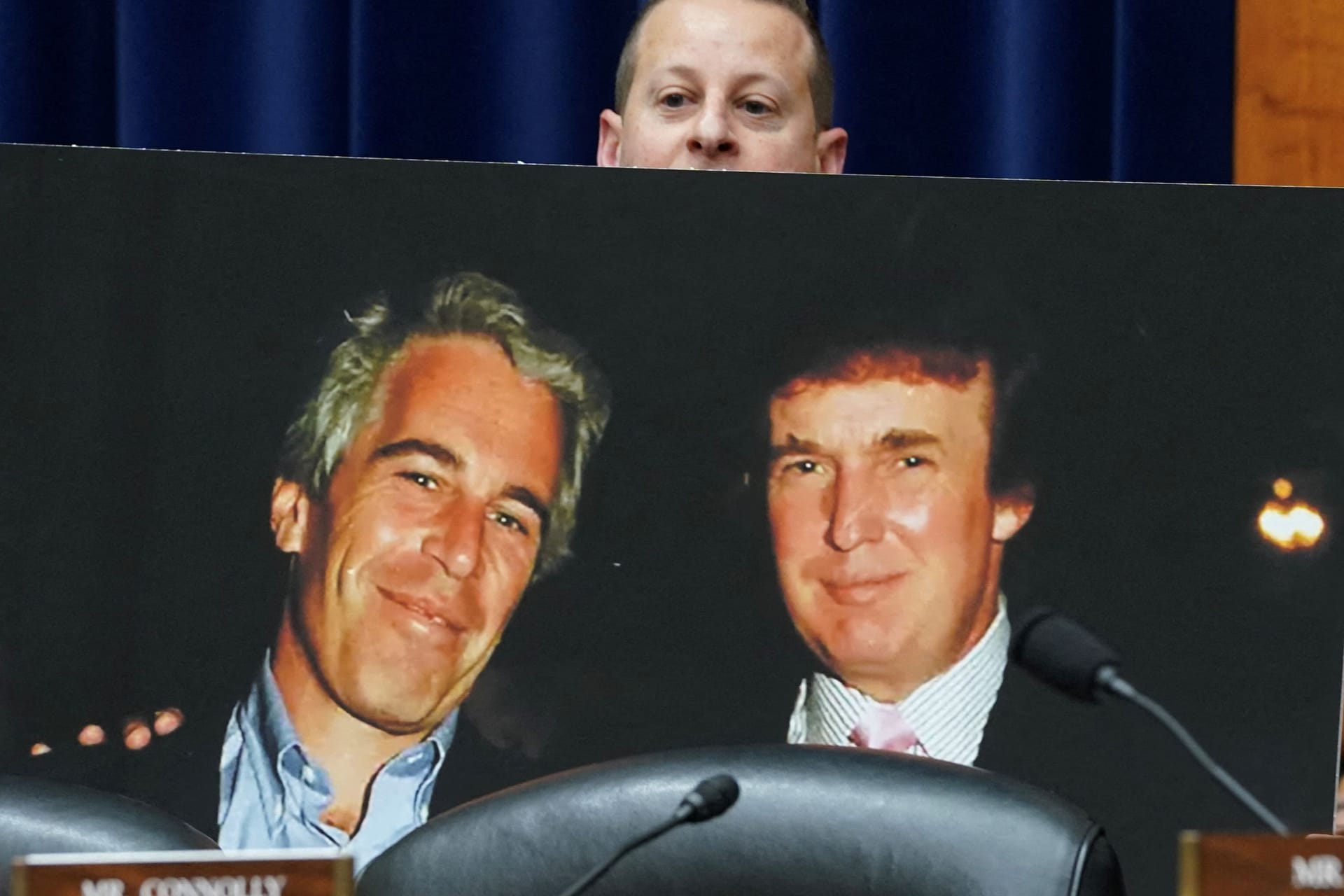 Der demokratische Abgeordnete Jared Moskowitz zeigt in einem Untersuchungsausschusses des US-Kongresses im Jahr 2024 ein Bild von Donald Trump und Jeffrey Epstein.
