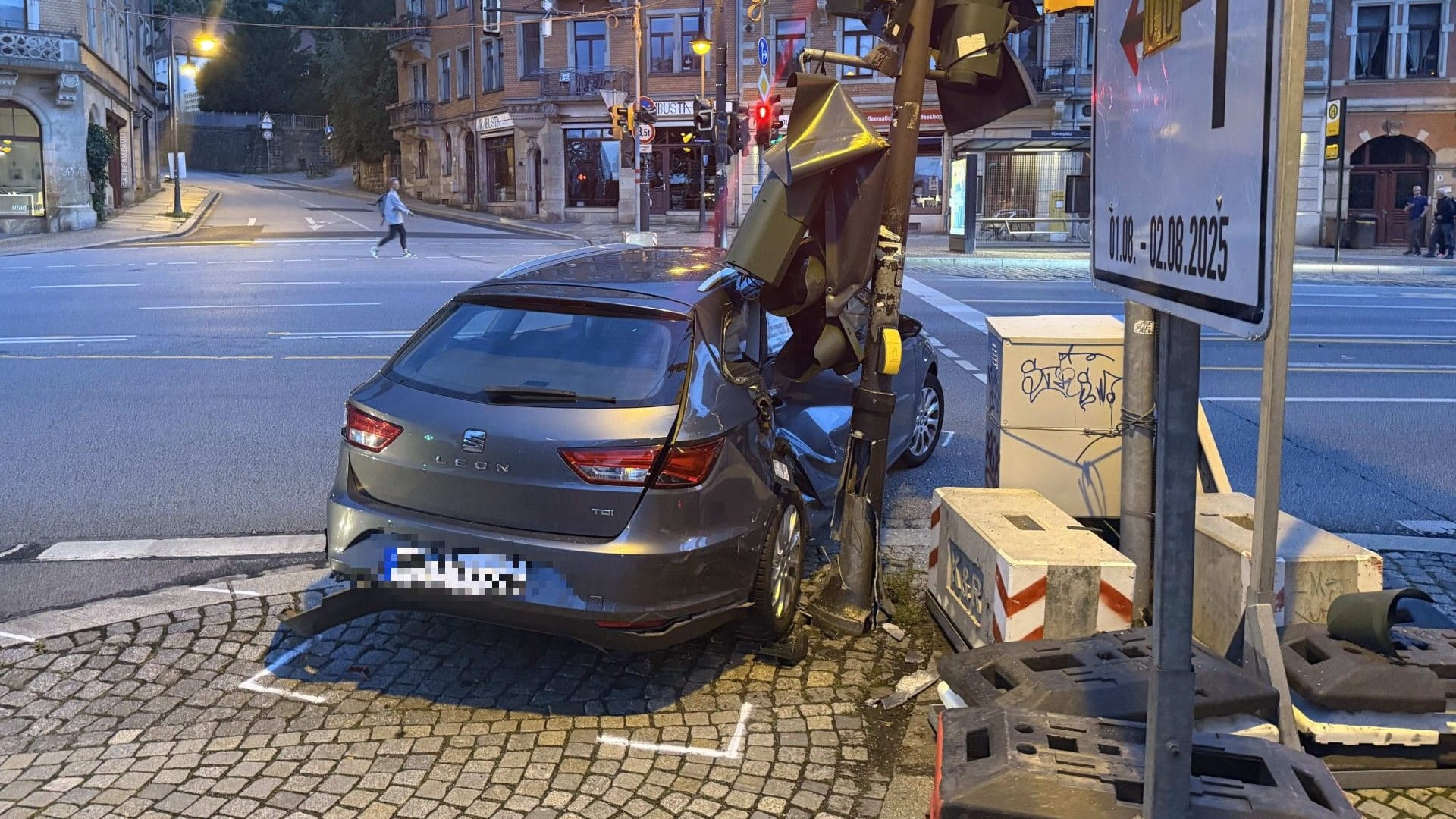 Demolierter Seat Leon in Dresden: Ein Transporterfahrer hatte den Kombi gerammt und war dann weiter geflüchtet.