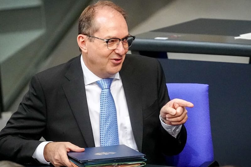 Alexander Dobrindt: Der CSU-Bundesinnenminister hat in einem Schreiben weder für neue noch für die Verlängerung bestehender Landesaufnahmeprogramme seine Zustimmung erteilt.