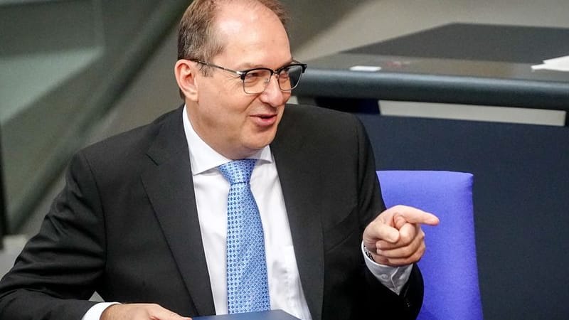 Alexander Dobrindt: Der CSU-Bundesinnenminister hat in einem Schreiben weder für neue noch für die Verlängerung bestehender Landesaufnahmeprogramme seine Zustimmung erteilt.