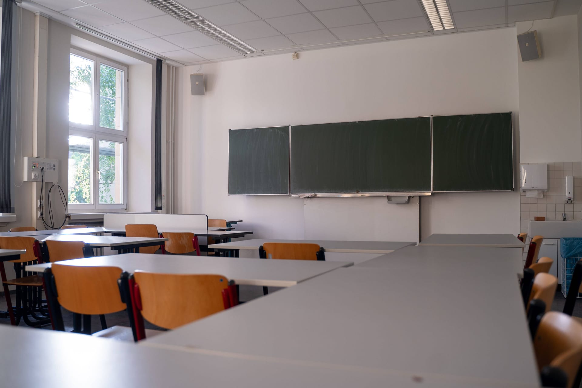 Ein Klassenraum (Symbolbild): An einem Kölner Gymnasium wurde trotz der extremen Temperaturen noch geheizt. Die Schüler bekamen Hitzefrei.