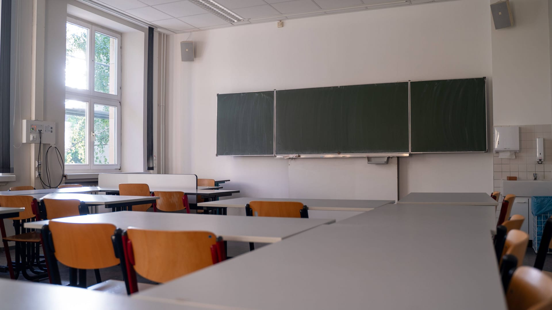 Ein Klassenraum (Symbolbild): An einem Kölner Gymnasium wurde trotz der extremen Temperaturen noch geheizt. Die Schüler bekamen Hitzefrei.